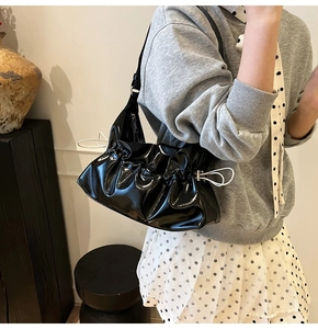 Détail du sac cabas plissé noir brillant en forme de nuage avec cordon de serrage