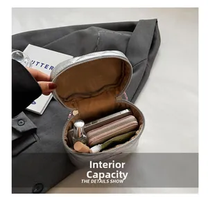 Vista interna della borsa trapuntata argento con spazio per cellulare e cosmetici