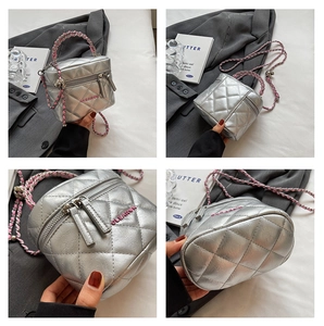 Dettagli multi-angolo della borsa vanity trapuntata argento con tracolla a catena in pelle
