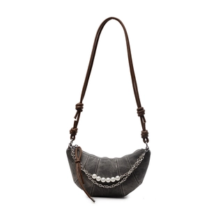 Borsa a mezzaluna grigia minimalista con cuciture a contrasto e perle