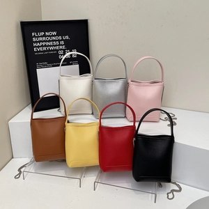 Mini crossbody emmertas in zeven levendige kleuren met metalen ketting schouderriem