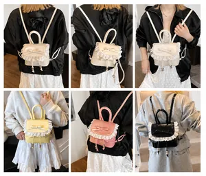 Detalle de mochilas de cuero PU con ribete de encaje en blanco, beige, rosa y negro