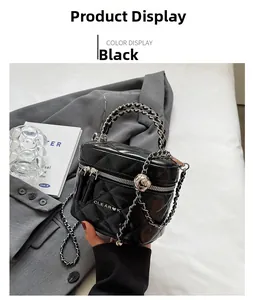 Mini borsa a scatola nera trapuntata con tracolla a catena e logo a cuore in metallo