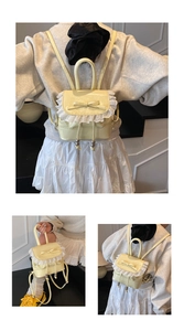 Detalle de mini mochila amarilla con bordado de encaje blanco y detalle de lazo elegante