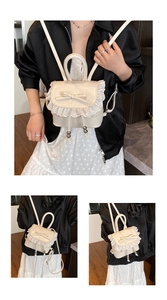 Detalle de la mochila de cuero PU crema con ribete de encaje y lazo elegante