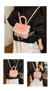 Detalle de mini mochila rosa con lazo y ribete de encaje bordado blanco elegante
