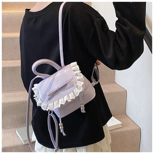 Primer plano de mini mochila lavanda con encaje blanco y detalle de lazo