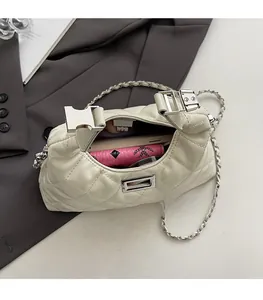 Détail de l'intérieur spacieux du sac matelassé beige contenant téléphone et portefeuille