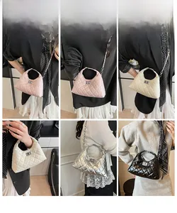 Sac bandoulière matelassé multicolore montrant des modèles portant rose, blanc, argent et noir