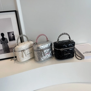 Elegante borsa a scatola trapuntata con manico a catena e tracolla in tre colori