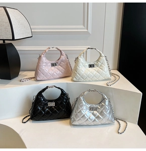 Sacs hobo matelassés rose, blanc, noir et argent avec bandoulière chaîne sur présentoir