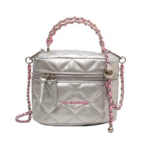 Mini borsa vanity trapuntata argento con tracolla a catena rosa e finitura metallica