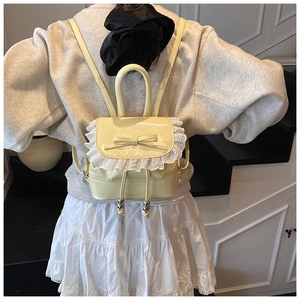 Vista trasera de una modelo con la mochila amarillo claro con encaje y lazos