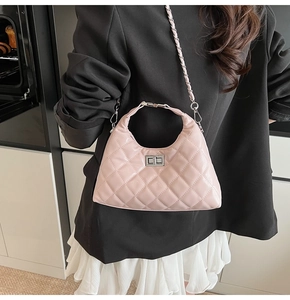 Dettaglio della borsa rosa trapuntata con chiusura a scatto argento e tracolla a catena