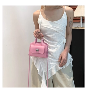 Elegante borsa a mano rosa con chiusura girevole in metallo e tracolla