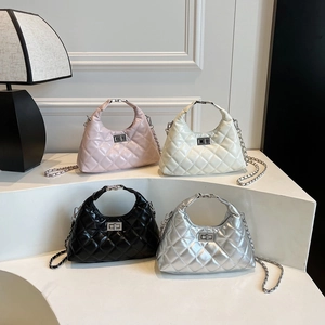 Sacs à bandoulière matelassés en rose, blanc, noir et argent avec chaîne métal