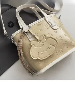 Détails de l'embossage de chiens et du logo Lazy Breeze sur le sac fourre-tout crème