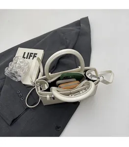 Vue intérieure du sac à main crème montrant la capacité pour téléphone et portefeuille