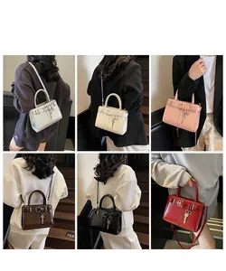 Collage de sacs sous les bras en cuir verni en six coloris portés par des mannequins