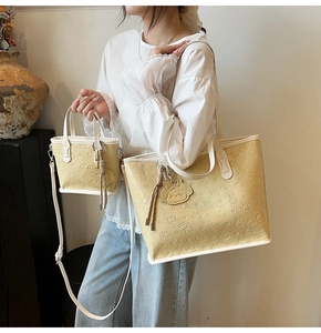 Détail de l'ensemble cabas et sac seau gaufré jaune clair avec pendentifs mignons