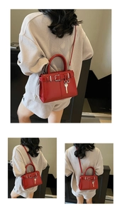 Vue détaillée d'un sac carré rouge avec pendentif clé sous plusieurs angles