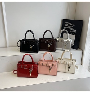 Collection de sacs sous le bras minimalistes en six couleurs avec boucles et pendentifs