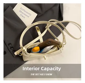 Vue détaillée du sac crème montrant la capacité intérieure pour téléphone et accessoires
