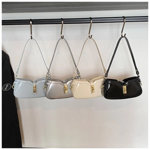Série de petits sacs sous le bras en bleu, argent, beige et noir avec fermoirs dorés
