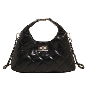 Sac hobo noir à motif de losanges avec bandoulière chaîne argentée et fermoir rotatif