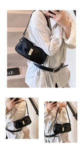 Détail d'un sac à bandoulière en cuir verni noir avec fermoir rotatif doré élégant