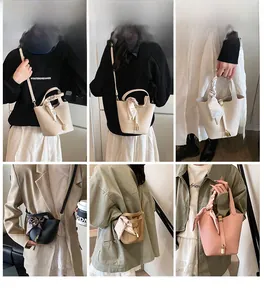 Bucket Bag mit Litschi-Muster Seidenschal und Schloss-Anhänger am Modell gezeigt