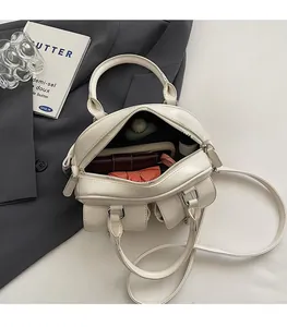Intérieur spacieux du sac bowling crème montrant le rangement pour téléphone et lunettes