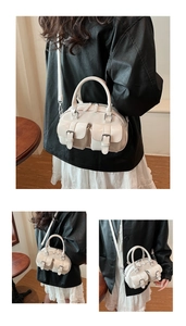Sac Boston blanc vintage en cuir ciré avec deux poches frontales et poignées brillantes