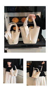 Bucket Bag mit Litschimuster, Seidenschal-Griff und Metallverschluss-Detail