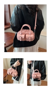 Détail du sac Boston en cuir ciré rose avec boucles métalliques et bandoulière réglable