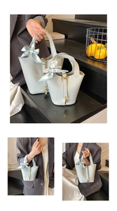 Detailansicht der hellblauen Leder-Beuteltaschen mit Lychee-Muster, Schloss und Schal