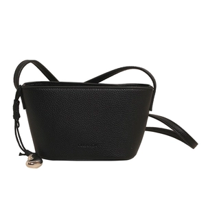 Grote zwarte bucket bag met lychee-patroon, reliëf en zilveren metalen hanger
