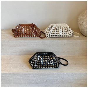 Trois couleurs de sacs nuage avec rivets et bandoulières réglables sur escalier en pierre