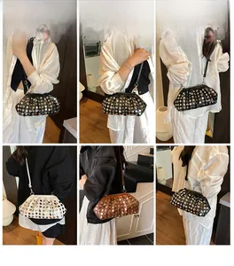Collage de sacs à rivets chics portés par un mannequin en noir, blanc et marron