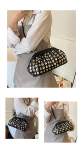 Détail du sac nuage en cuir noir avec clous argentés et dorés et fine bandoulière réglable