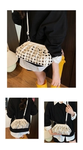 Détails des rivets ronds argentés et de la texture froncée sur le sac en similicuir blanc crème