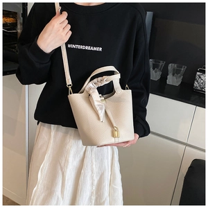 Detail der Bucket Bag mit Litschi-Muster, Metallschloss und dekorativem Seidenschal-Dekor