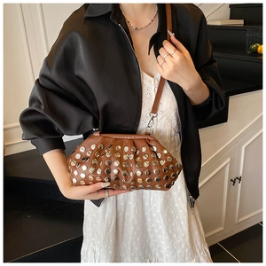 Détails du sac nuage marron avec rivets argentés et bandoulière en cuir en gros plan