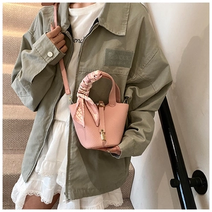Rosa Beuteltasche aus Leder mit Litschistruktur, Seidentuch und goldenem Vorhängeschloss