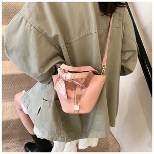 Koreanischer Stil rosa Leder Eimer Tasche mit Schal und goldenem Schloss fuer Damen.