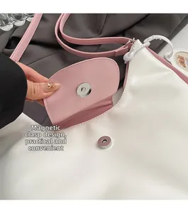 Détail du sac en cuir PU rose et blanc montrant la boucle magnétique et le zip