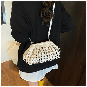 Détail du sac nuage blanc à rivets avec bandoulière porté par un mannequin de dos
