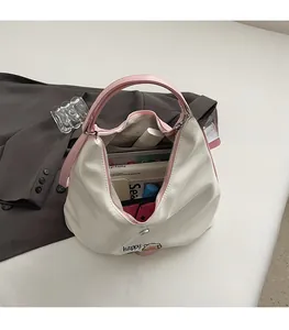 Intérieur spacieux du sac fourre-tout beige avec poignées roses et grande capacité