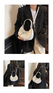 Détail du sac hobo en velours argenté avec nœud et bandoulière réglable sur fond sombre