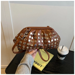 Sac à main marron en cuir avec rivets argentés et une bandoulière réglable élégante